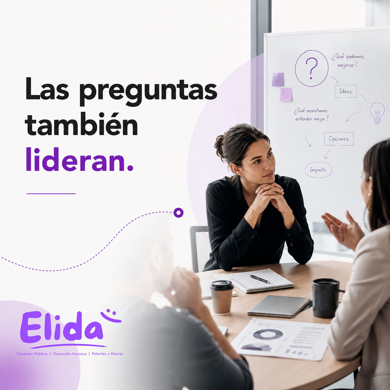 Líder conversando con su equipo para fortalecer el liderazgo efectivo mediante preguntas y colaboración.